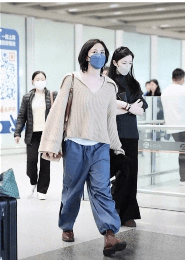 6754岁王菲素颜穿麻花毛衣看着像30岁和女儿机场被偶遇
