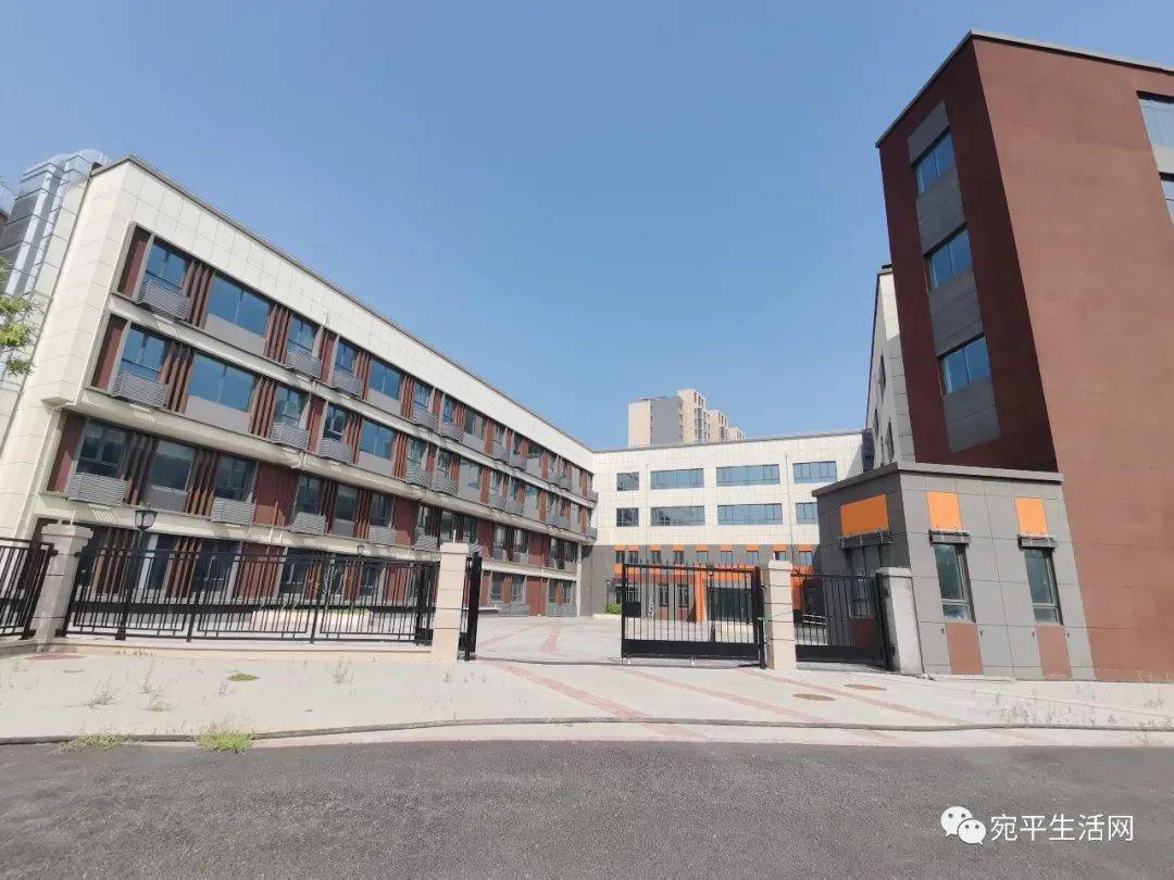 新校徽发布!各校区名称和年级分配初步确定!_丰台区_进行