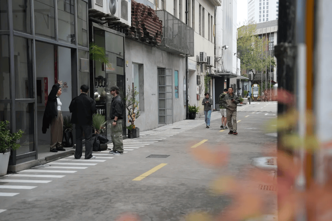 首先,我们将走进在m50创意园内,以咖啡mix古董家具为主题的店铺:lins