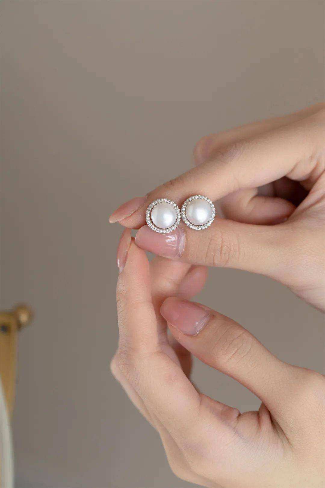 7mm精选大尺寸的淡水珍珠搭配五颗锆石环绕,像散开的裙摆,优雅自信