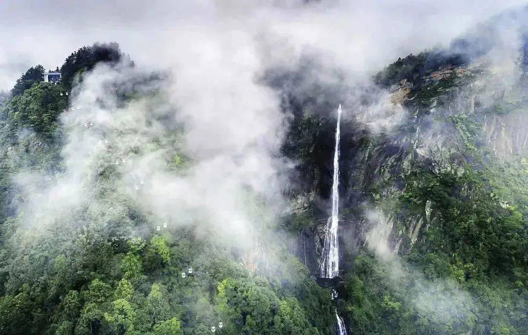 诗仙李白惊叹的瀑布就位于庐山秀峰景区飞泻的瀑布从高山直下气势磅礴