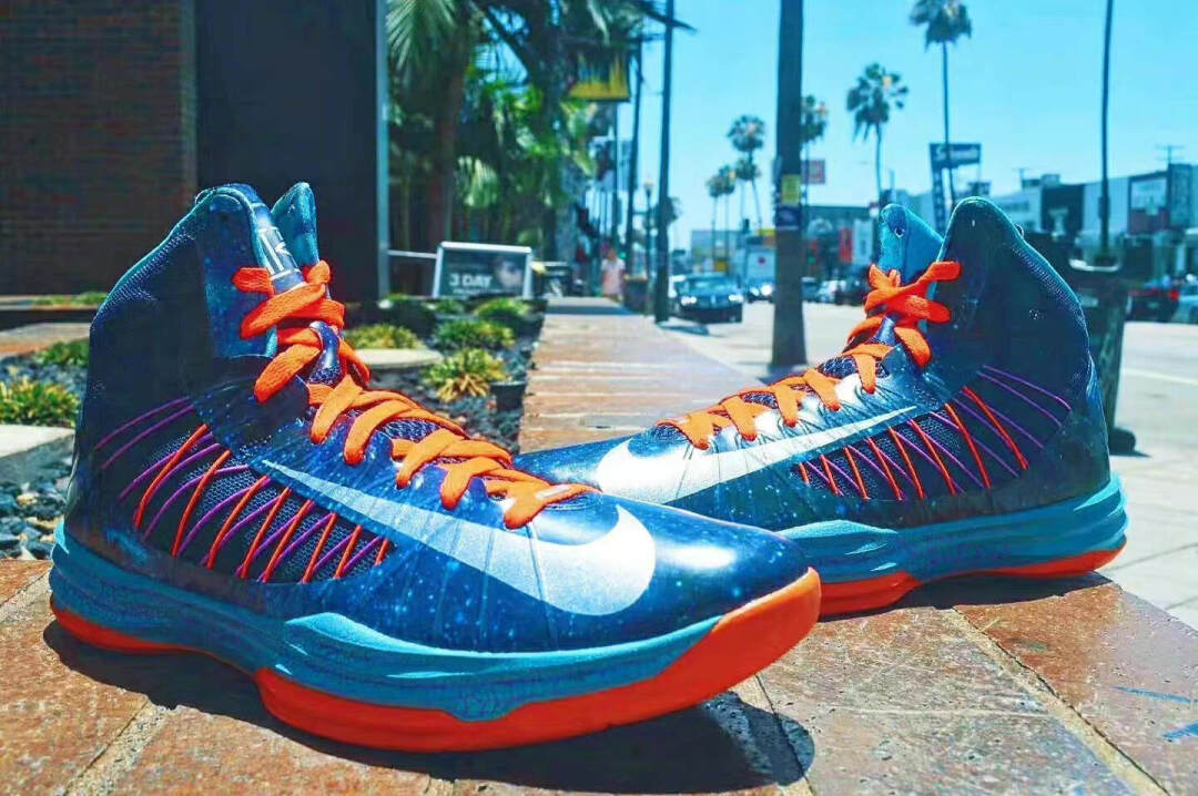 2014年nike为已经入选全明星的欧文推出的hyperrev