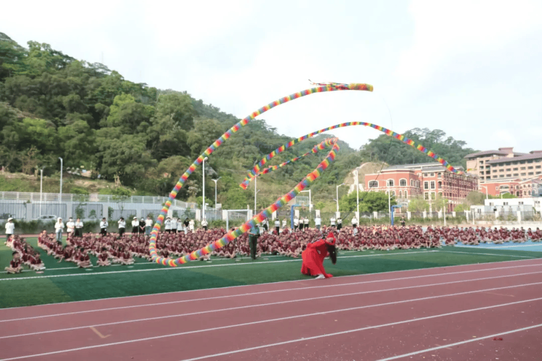 空竹舞世界纪录保持者现身珠海南屏实验小学第一届武术运动会开幕