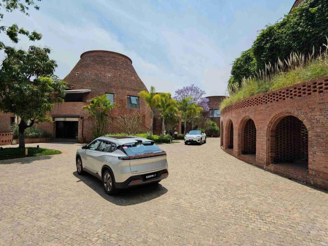 其二是人体工学设计不错,中控屏设计比较靠下,正常驾驶坐姿伸直手就能