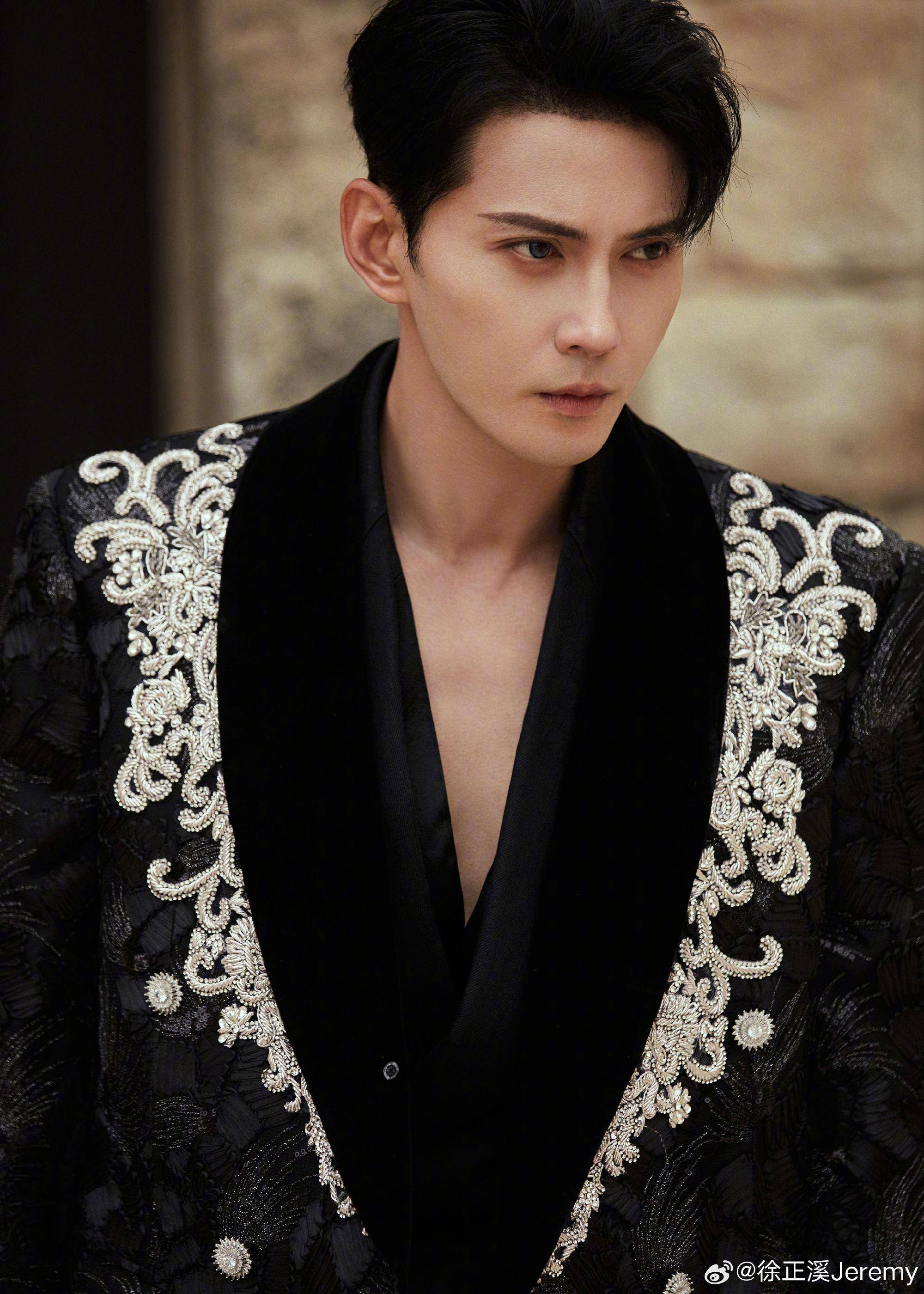 上海男星官宣退圈后再露面!现身剧组片场,曾发文"告别演员岗位"_徐正