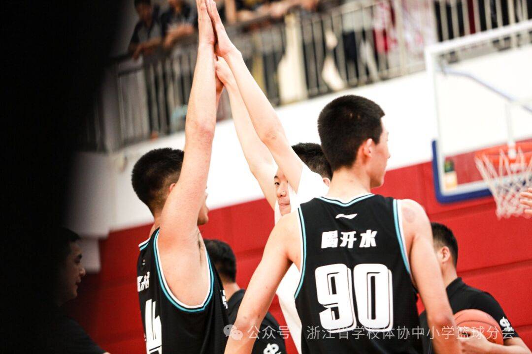 最终拿到了浙江赛区的冠军直接取得两场胜利回浦实验中学凭借强悍的