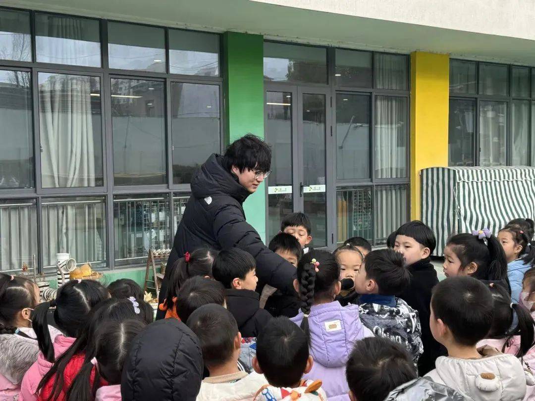 小手拉大手绘就平安苏州同心圆