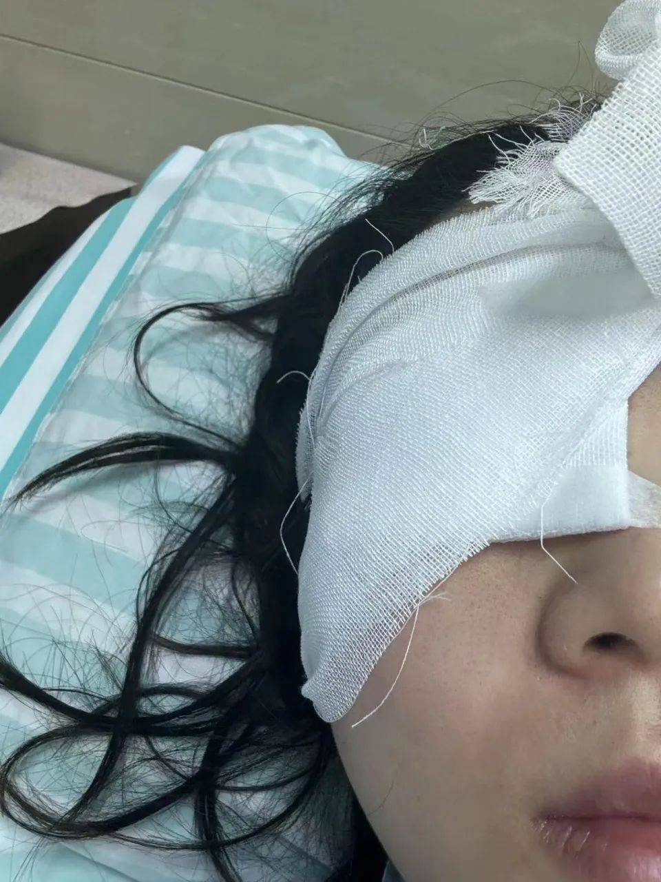 游客在西双版纳参加泼水节,竟然被人高压水枪喷射,导致眼睛受伤!