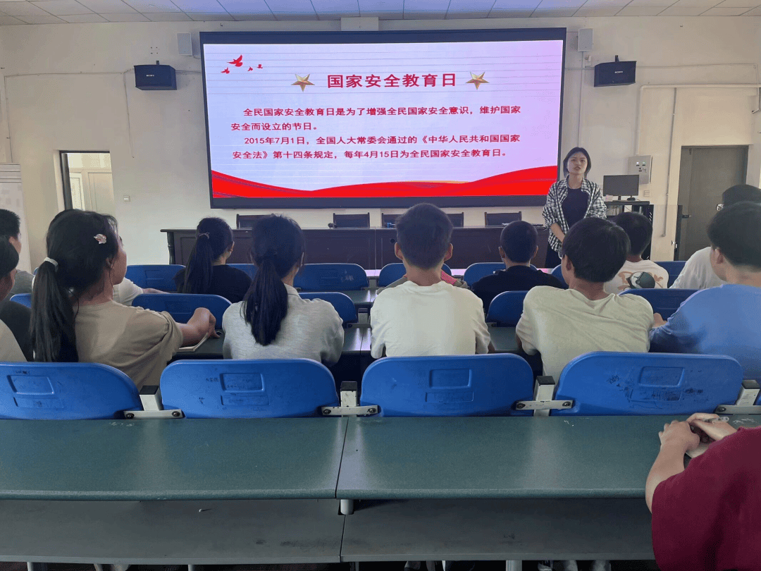 新德初中学生代表进行了"国家安全,你我有责"的主