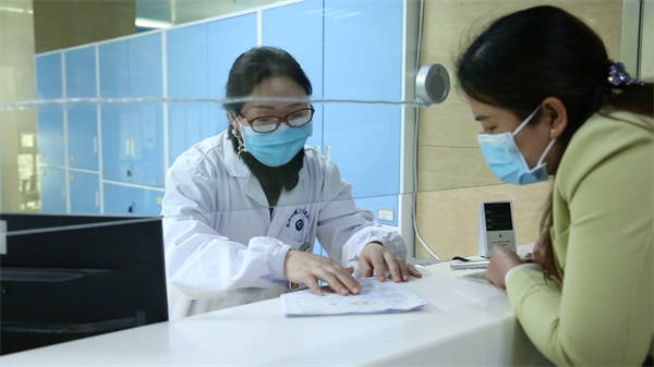 (医保结算窗口工作人员向病人家属说明住院费用医保报销情况 陈彦希