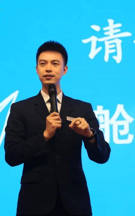 以温暖与专业照亮您的旅程记客舱部乘务员万宇