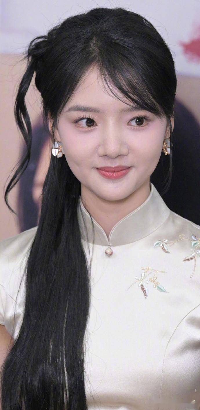 白天一身旗袍艳惊四座晚上新剧开播打回原形任敏也太不上镜了