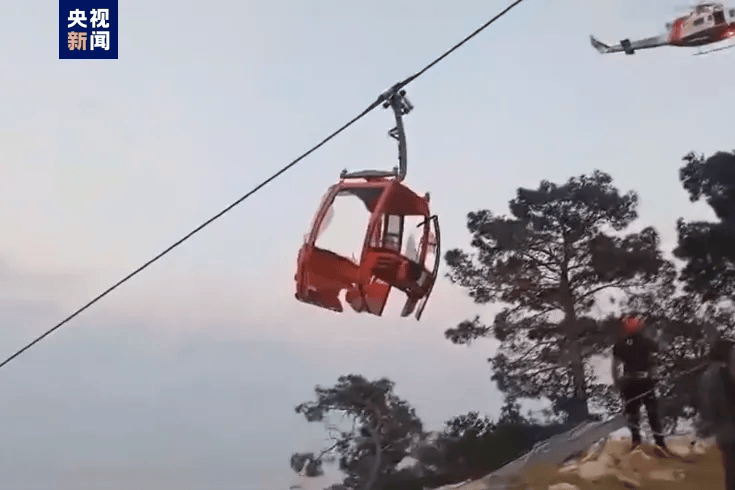 观光缆车空中坠落1死7伤百余人被困