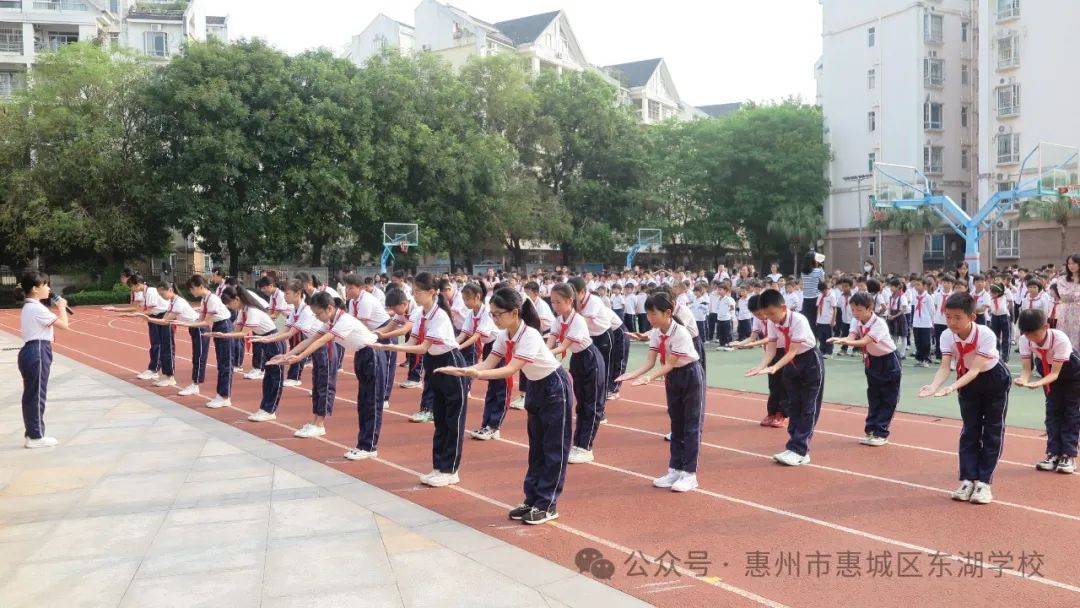 平湖市东湖中学校服图片