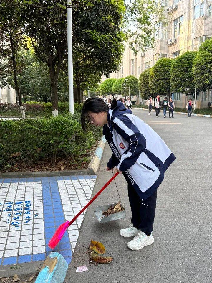 棠外初2022级9班开展校内劳动实践