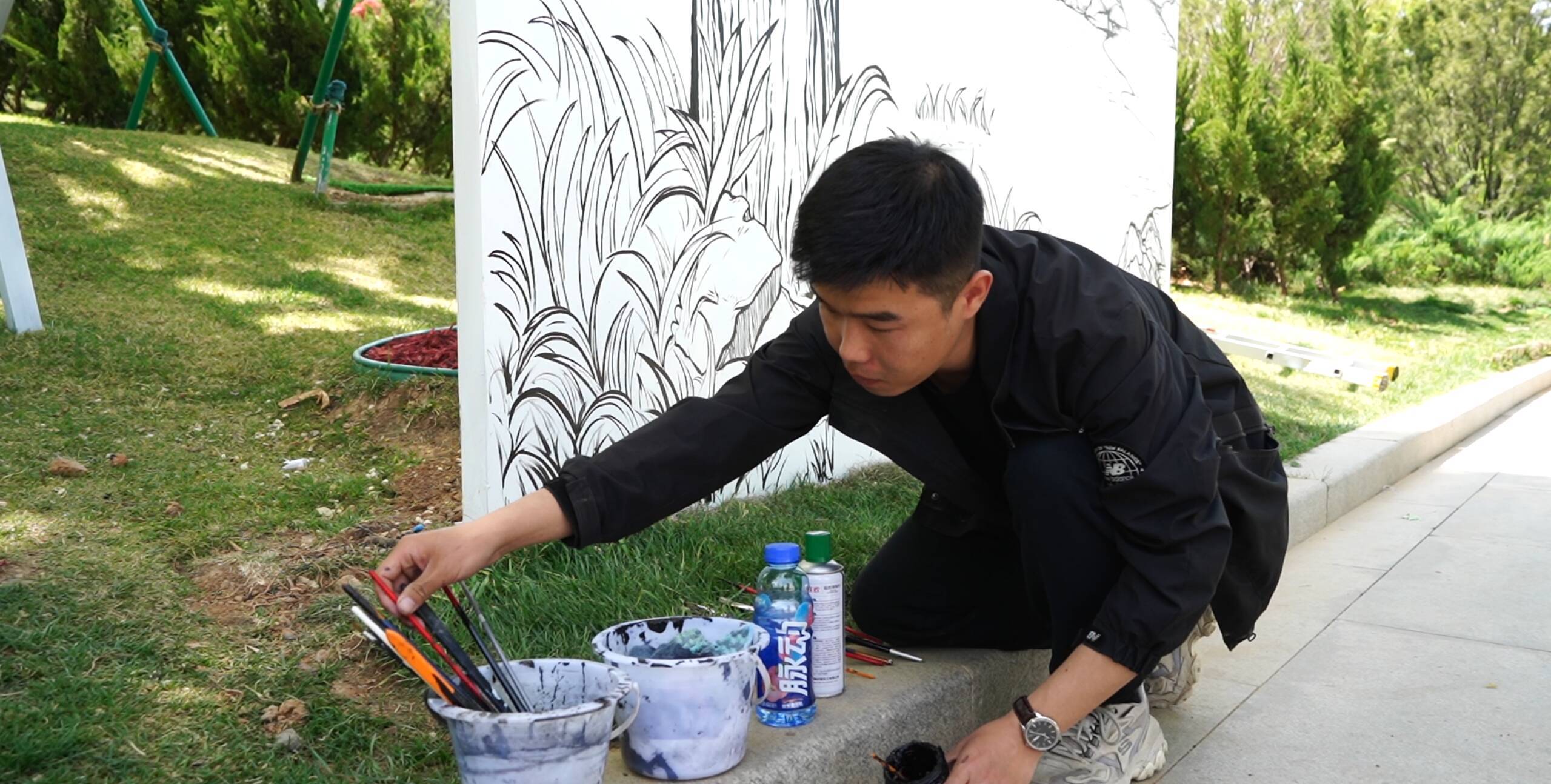 妙趣横生济南佛慧山下的树上长出两幅画