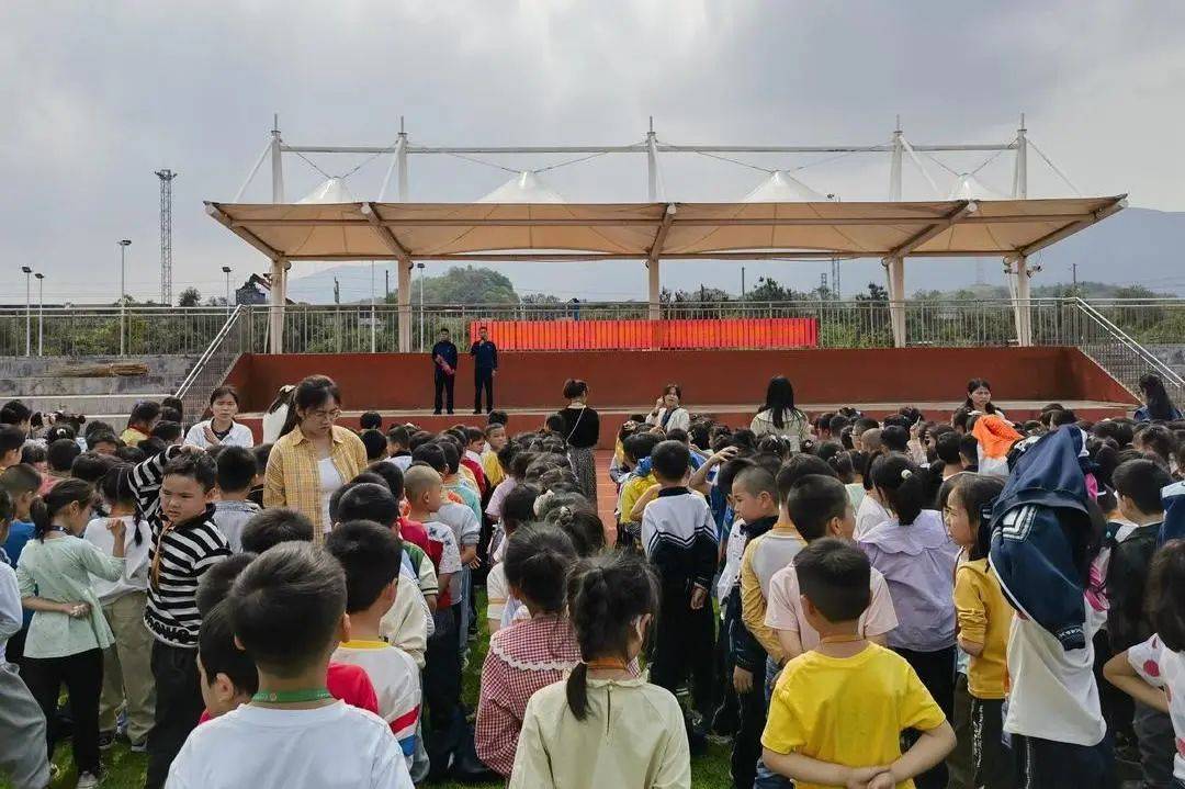 4月8日,江华瑶族自治县消防救援大队深入沱江镇第八小学开展消防安全