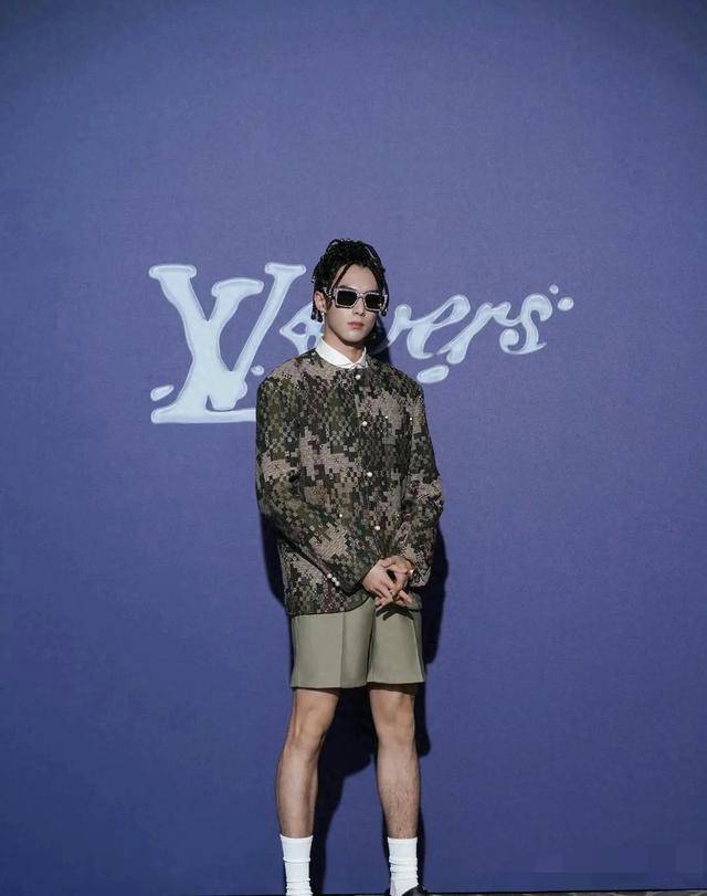 原来王鹤棣大腿是有纹身的啊后期团队给p掉了