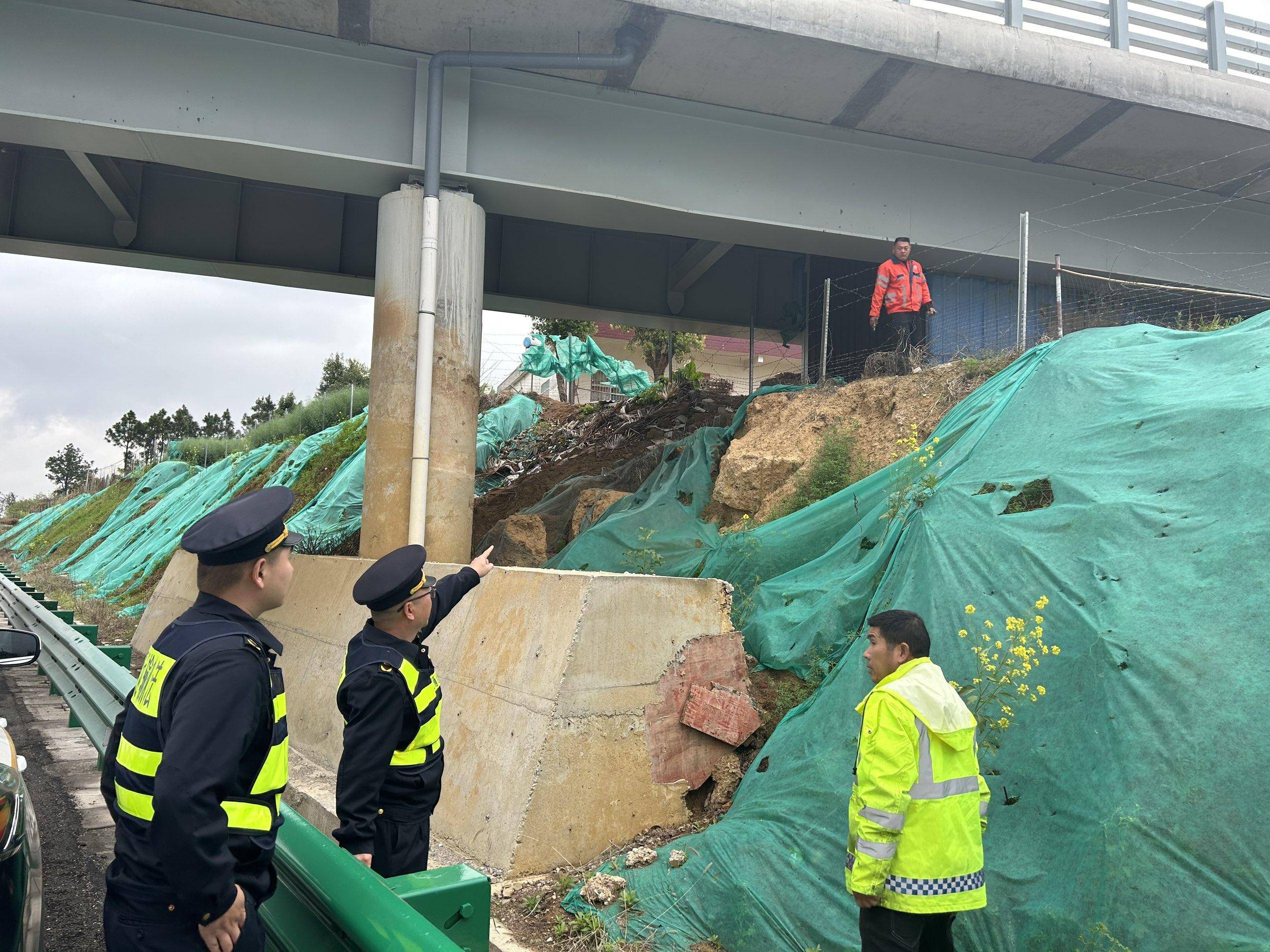 拆除了一处位于g4221沪武高速岳桐段高速公路上跨桥下的违建,该违建