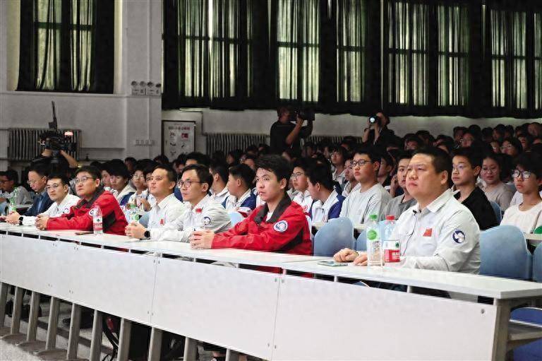 神秘的冰雪高原——纪念极地考察40周年科普讲座"在兰州东方中学开讲