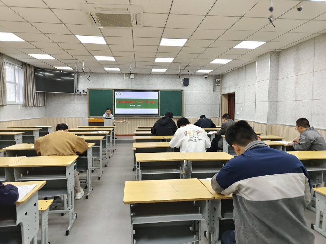 秀山高级中学高二年级青年教师同步参加高三二诊考试