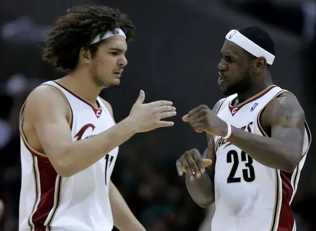 巴西影帝瓦莱乔靠假摔打出一片天詹姆斯甘愿为他打替补