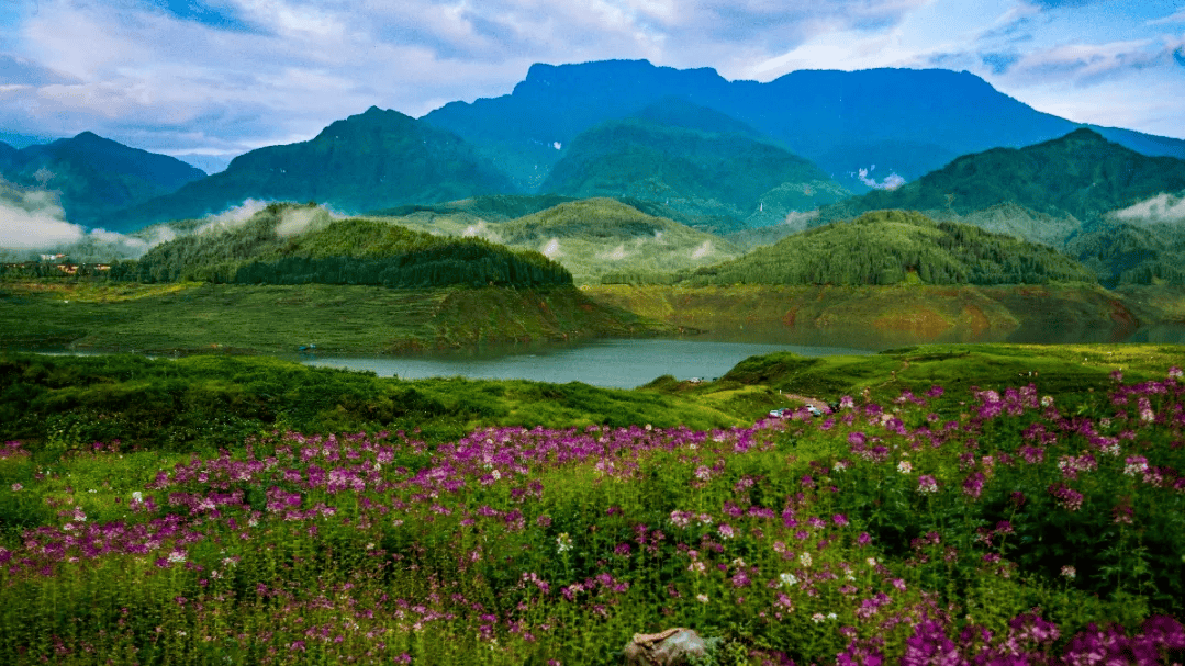 与峨眉山并称"蜀中二绝"早在唐宋时期瓦屋山位于眉山市洪雅县境内