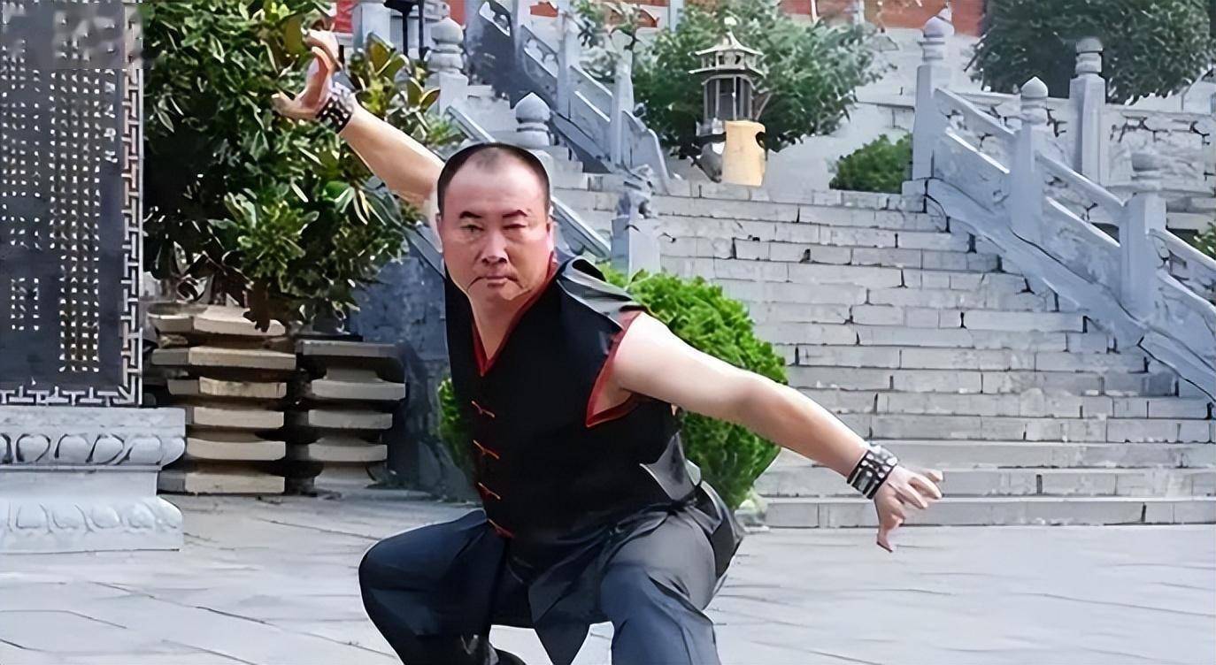 在释小龙在还是童星的时候,他便利用儿子的名字,创办了"小龙武校".