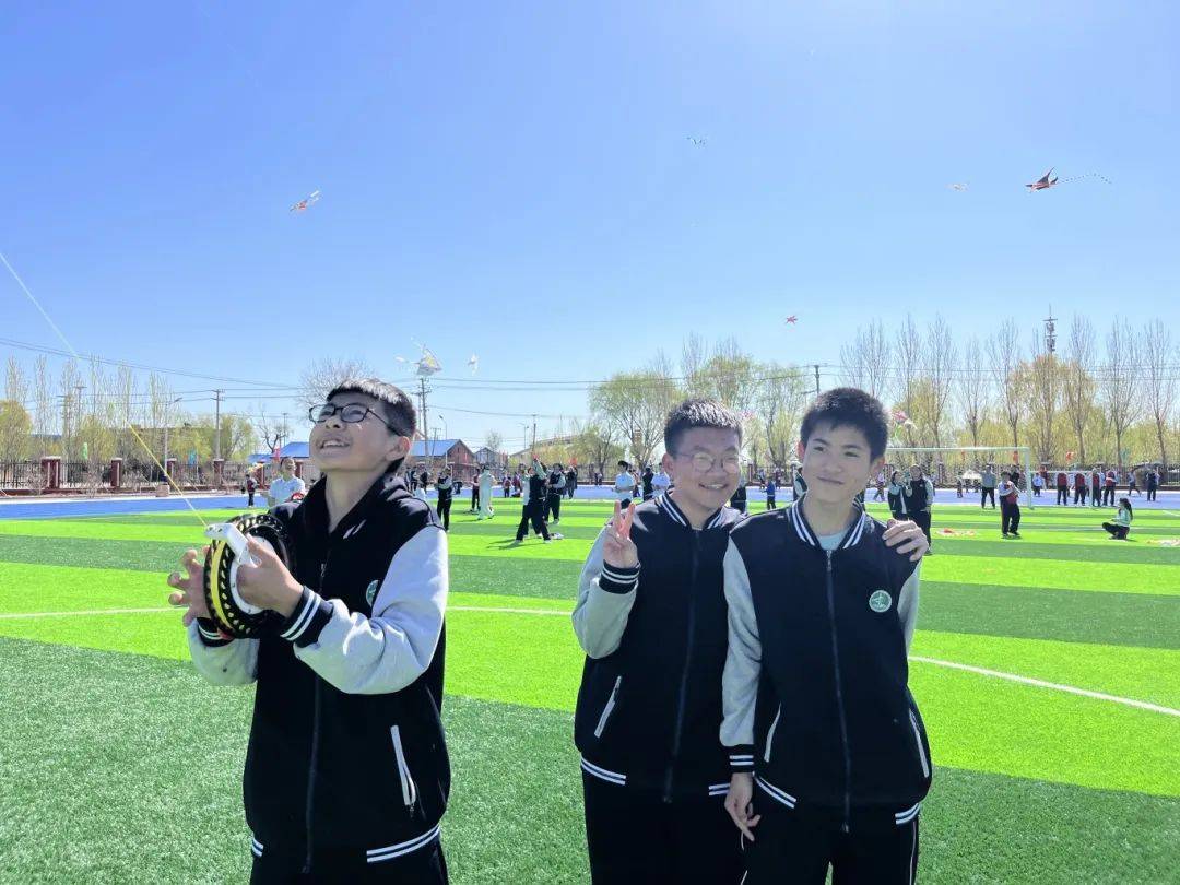 寄情纸鸢 "筝"创辉煌——营口市第十一中学校园风筝艺术节