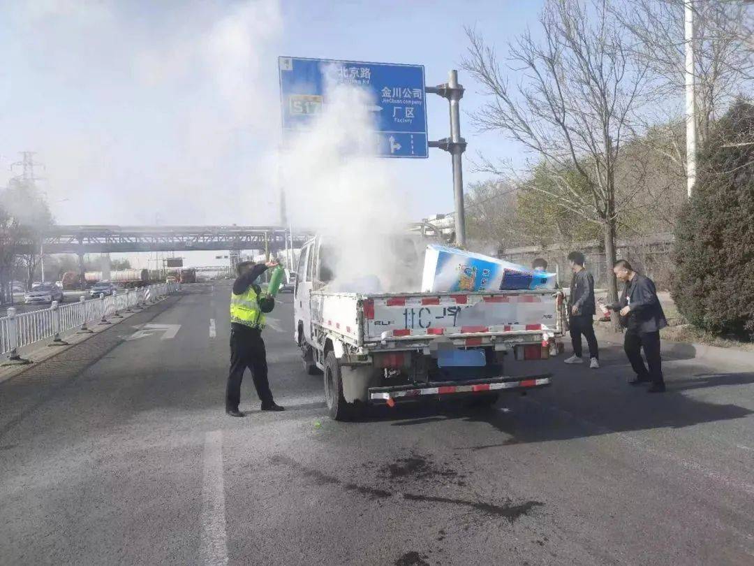 惊险金昌街头货车行驶途中车厢冒黑烟危急时刻