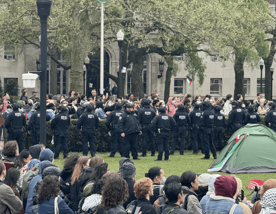图源x,版权归原作者现场逮捕抗议者95图源x,版权归原作者nypd与抗议