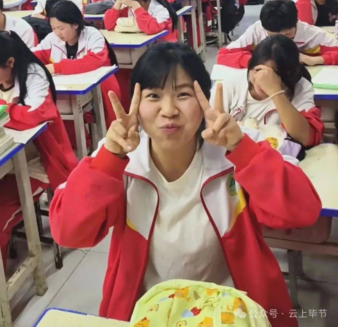 毕节八中初三的学生李显彦在放学途中行至天河路时发现路面积水严重