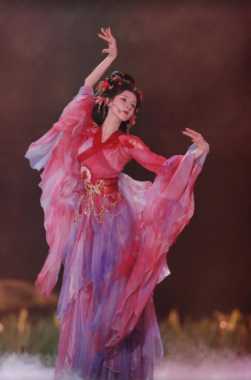 段女性成员带来令人印象深刻的初舞台表演,戏曲,民族乐,扇舞,古风舞