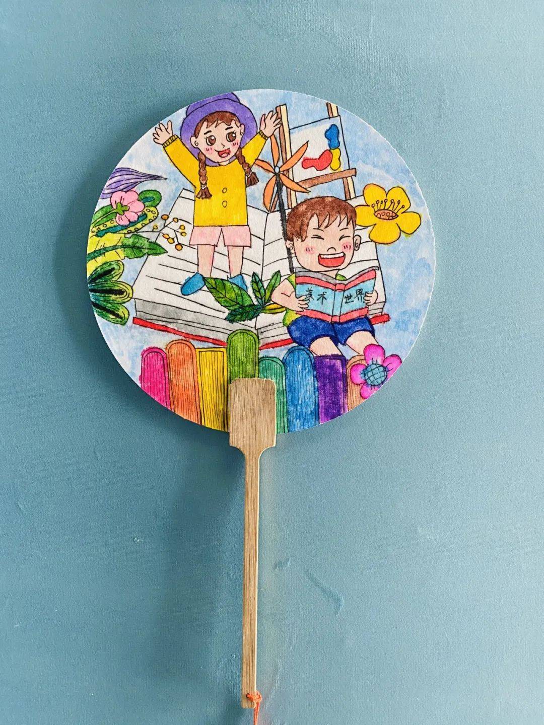 经过他们仔细认真的创作,一幅幅精美的扇面画设计呈现了出来