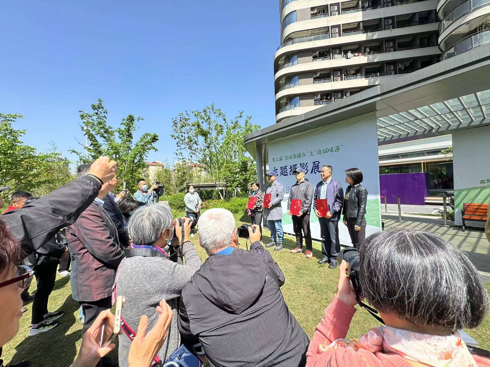 其中,"凉城微摄力"摄影展,是2021年由凉城新村街道创立的社区文化活动