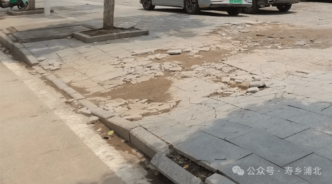 浦北新区这段人行步道被压的稀巴烂,咋办?