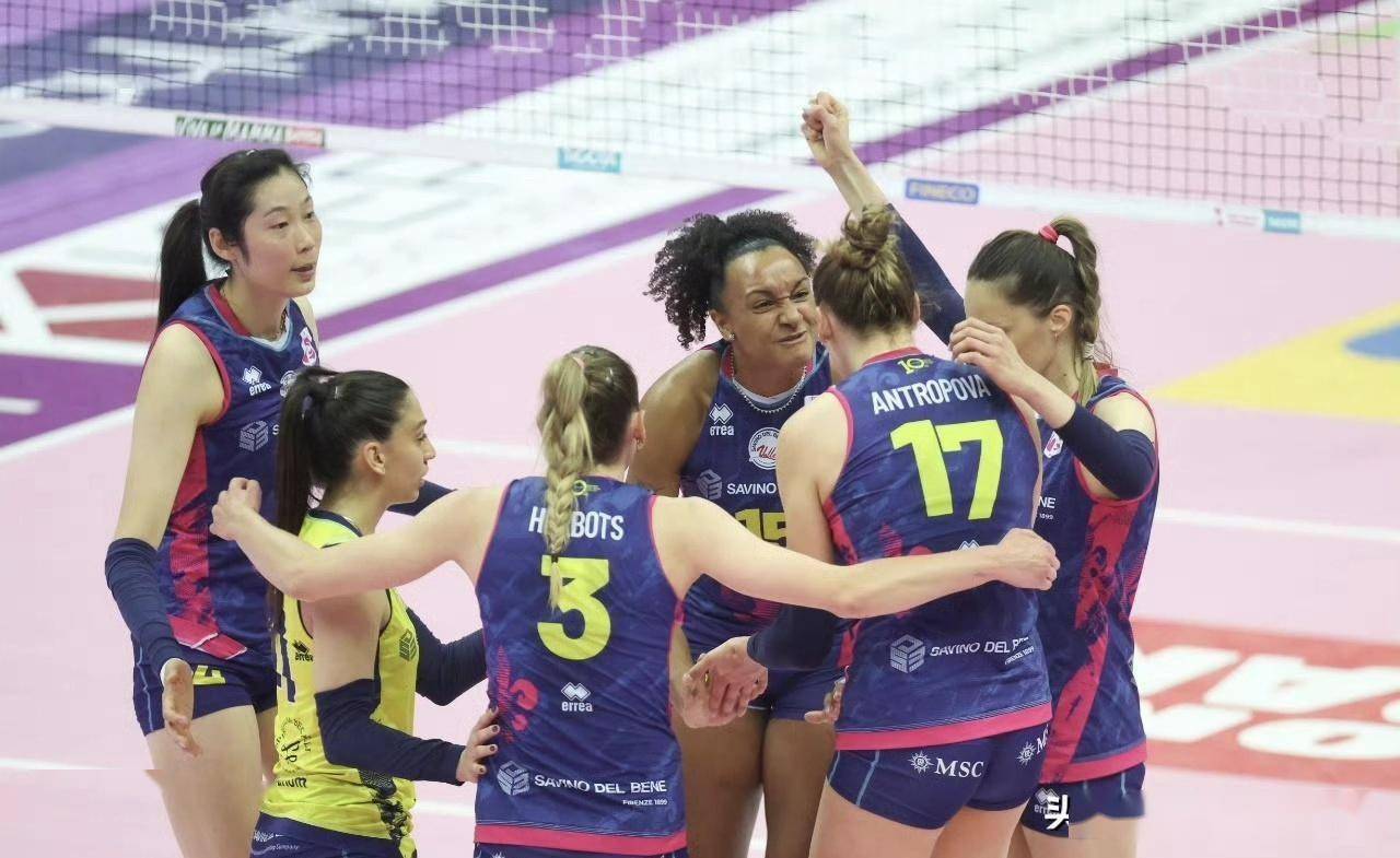 郎平现身意甲观赛!与朱婷深情拥抱聚会,斯坎迪奇决赛开门红