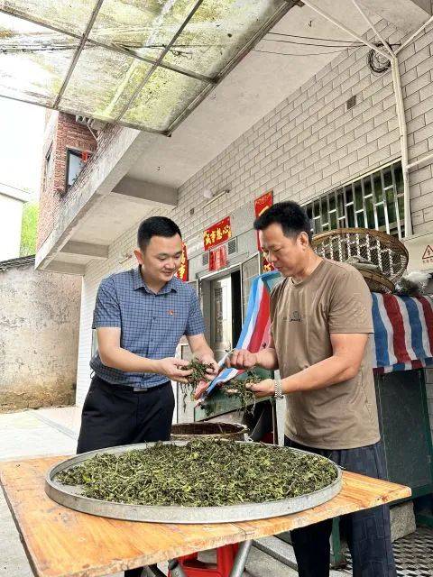 他2021年8月被组织派往普宁市大坪镇驻三溪坝村担任第一书记,始终秉持
