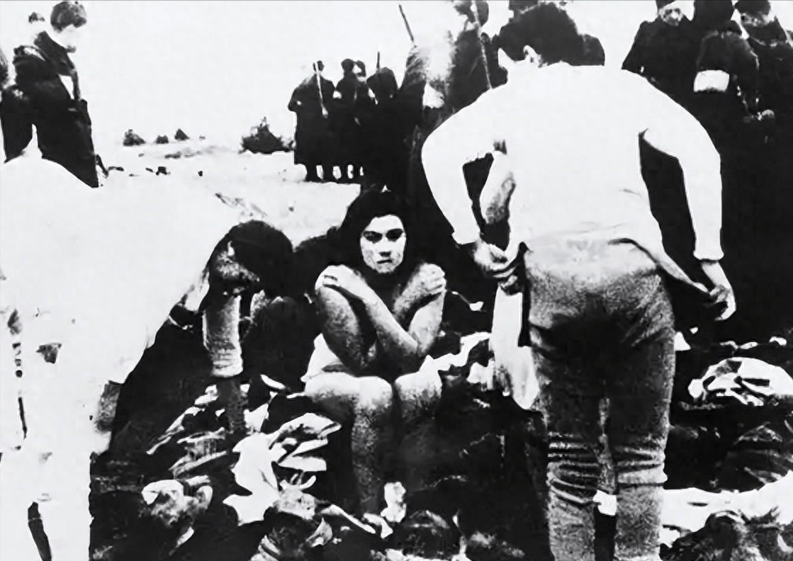 变态的纳粹德国,脱光犹太人女人衣服,集体屠杀!