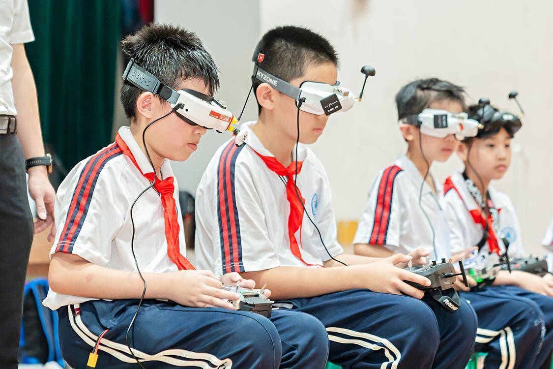 图集|小学生"玩转"fpv无人机 用指尖演绎"空中芭蕾"