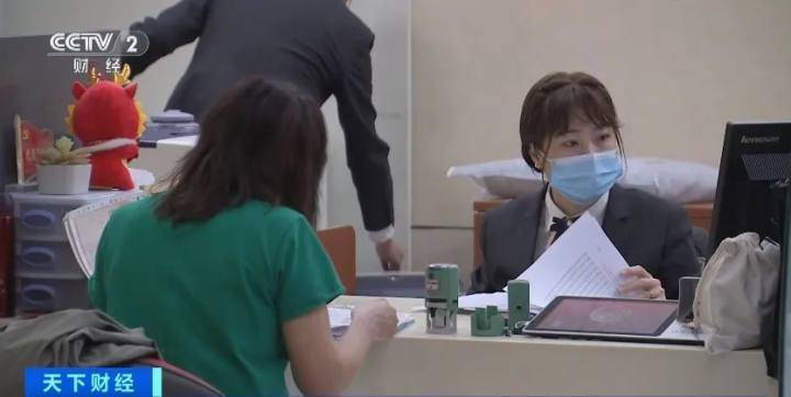 “日本LV店里都是中国人！”日元贬值下，有中国人提2个28寸行李箱去扫货都没装下……