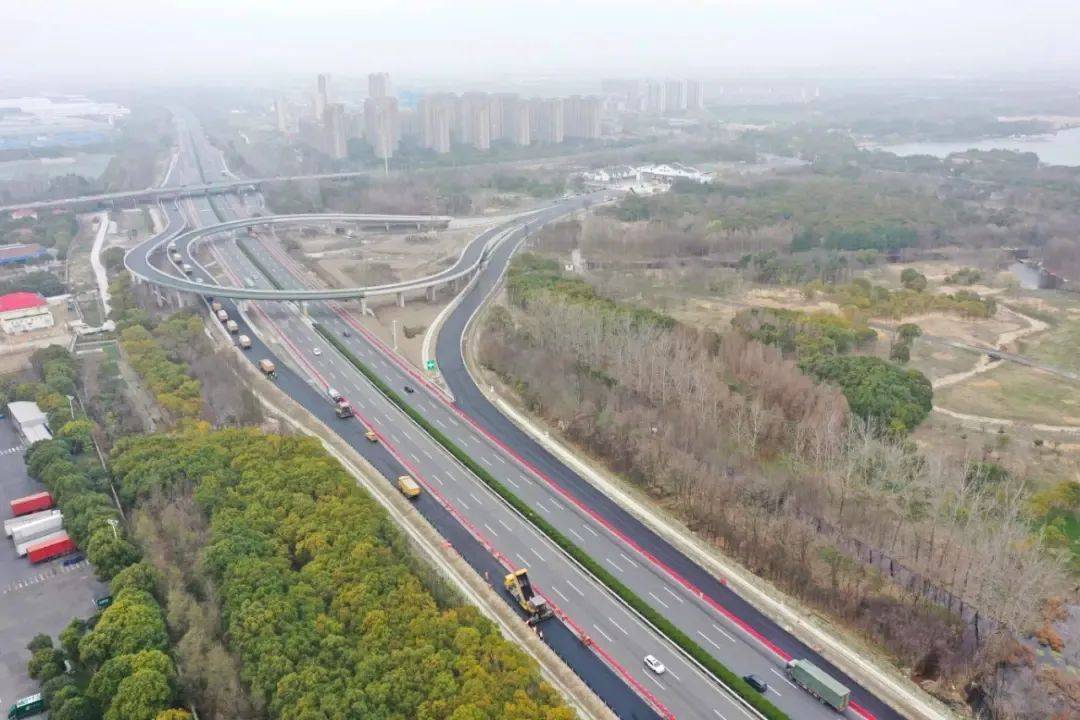 近日沪宜高速公路新建金仓湖互通工程最后一车沥青混凝土摊铺碾压完毕