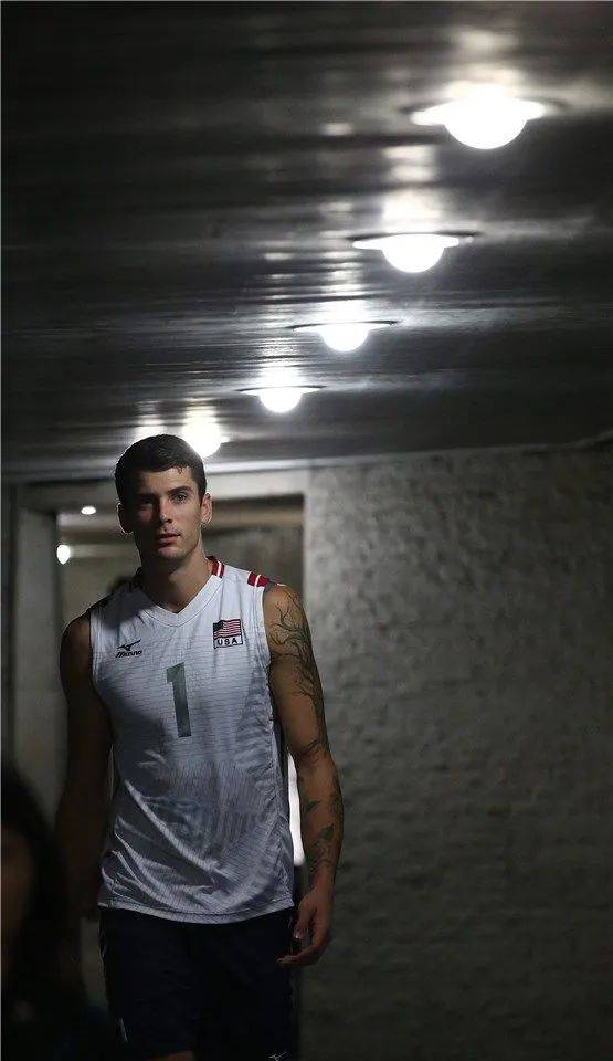 国际排联发文祝福 美国男排安德森迎来好消息 不愧是男神级别