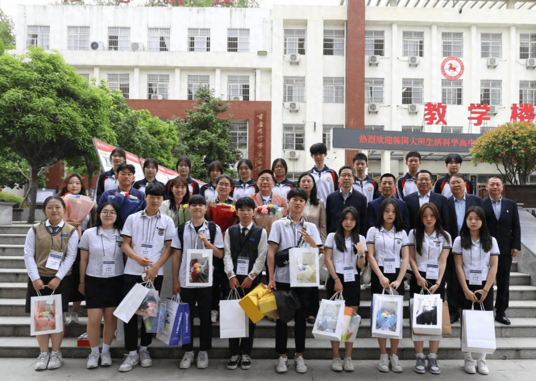   韩国大田生命科学高中代表团访问Xi安旅游职业中学。 