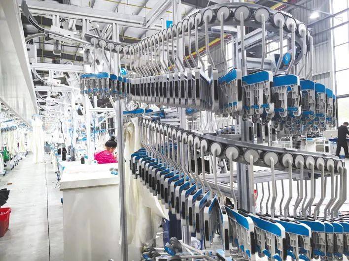 《湖北日报》报道:仙桃毛嘴服装产业向3.0版升级