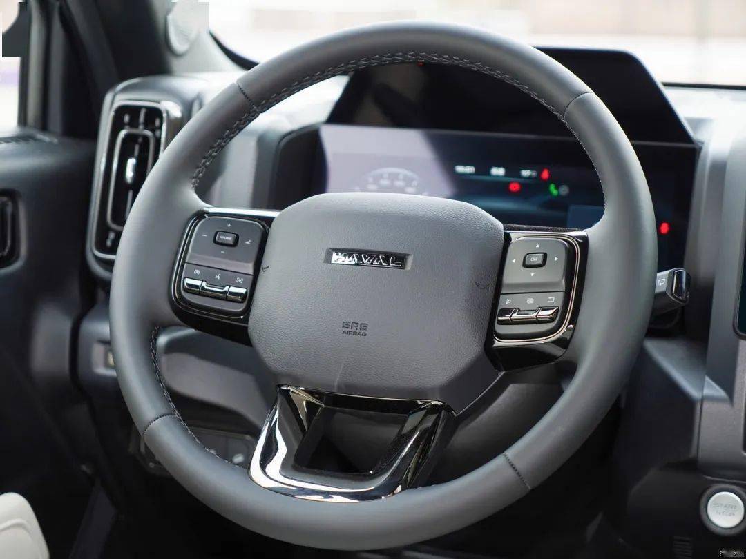 车身尺寸方面,该车长4800mm(外挂备胎),宽1916mm,高1822mm,轴距2738mm