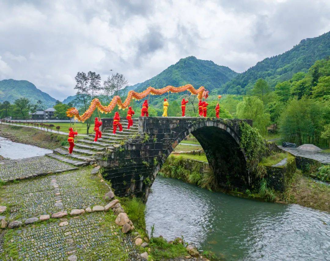 永新县巾帼志愿者协会开展传统文化进景区活动