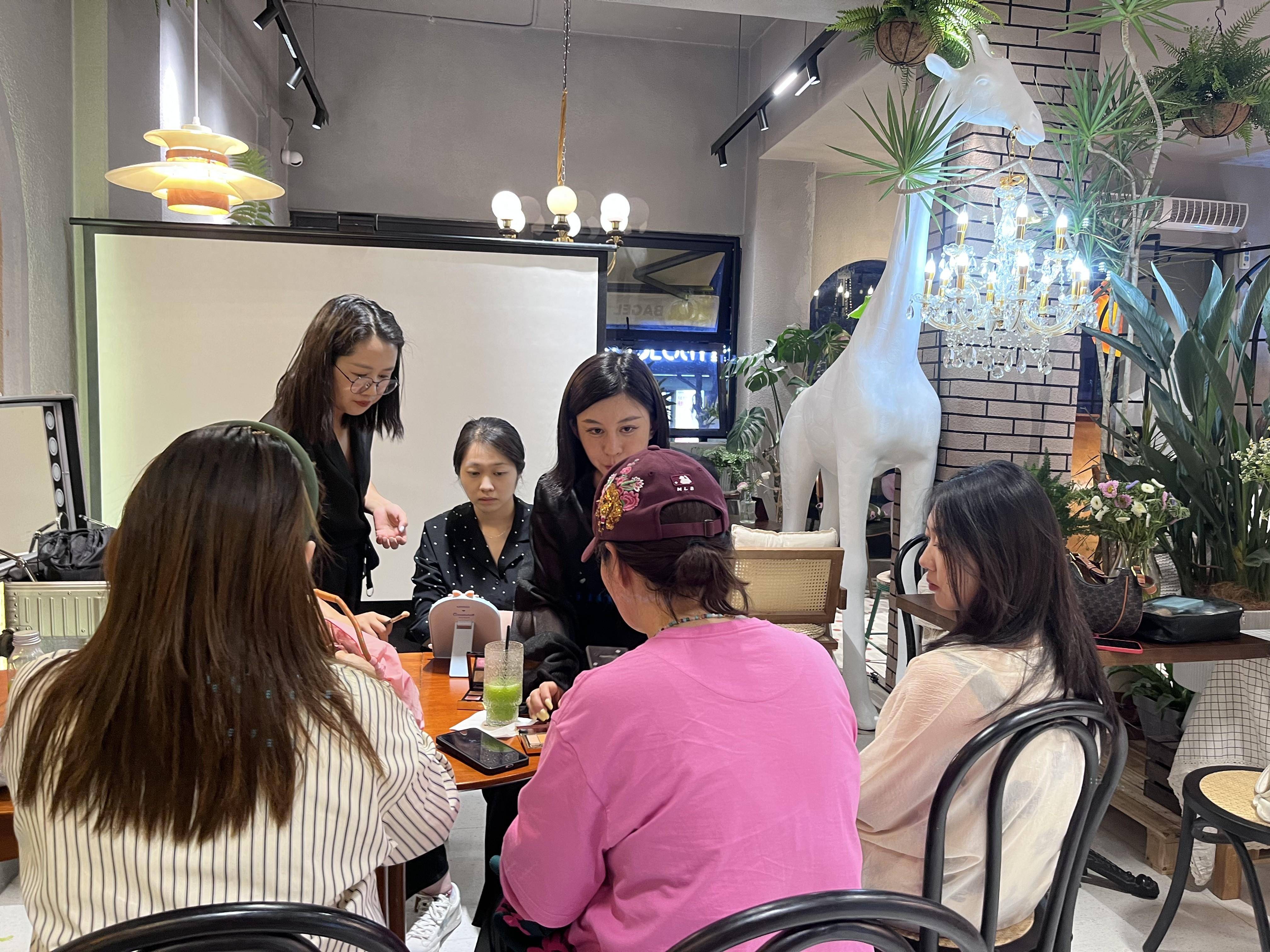 从去年火到现在!夜校,很受昆明年轻人的欢迎
