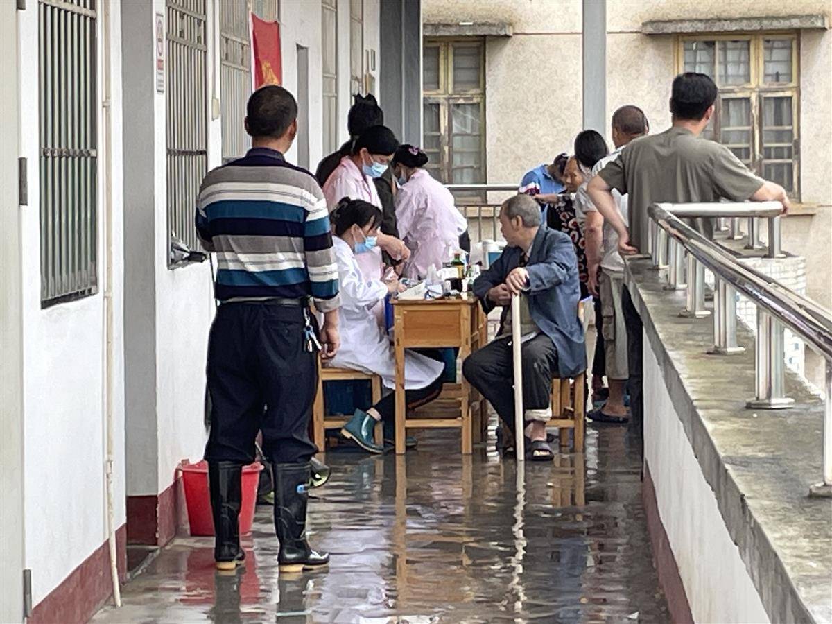 北江2号洪水致韶关多地内涝，记者实探：一小学教室被改为安置点，还设医疗服务点