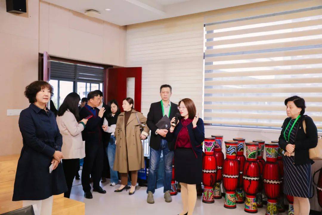 书法教室里展示了书法社团学生的作品,同学们在书法名家沈杰老师的